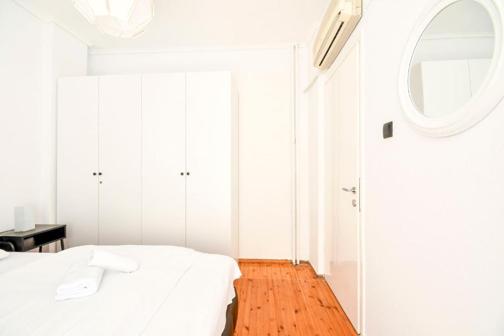 Łóżko lub łóżka w pokoju w obiekcie Thessaloniki City Apartment Center