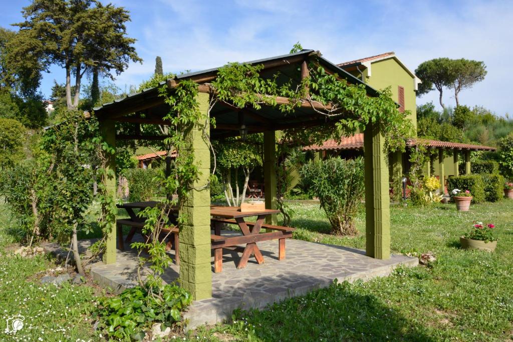 A garden outside Casa Verde Country House