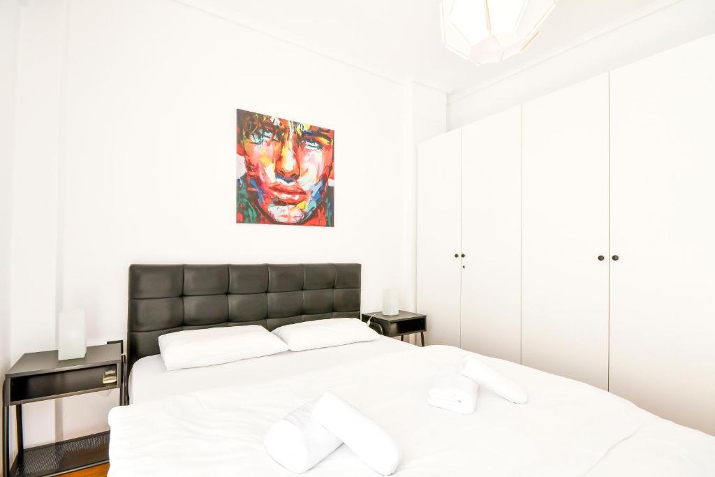 Łóżko lub łóżka w pokoju w obiekcie Thessaloniki City Apartment Center