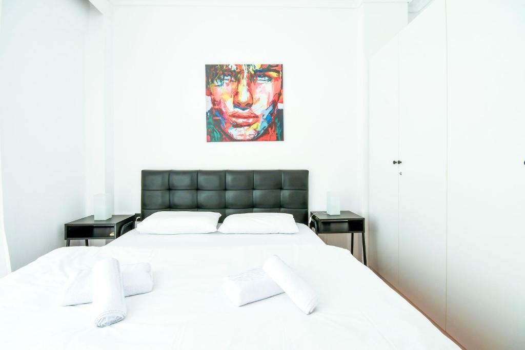Łóżko lub łóżka w pokoju w obiekcie Thessaloniki City Apartment Center