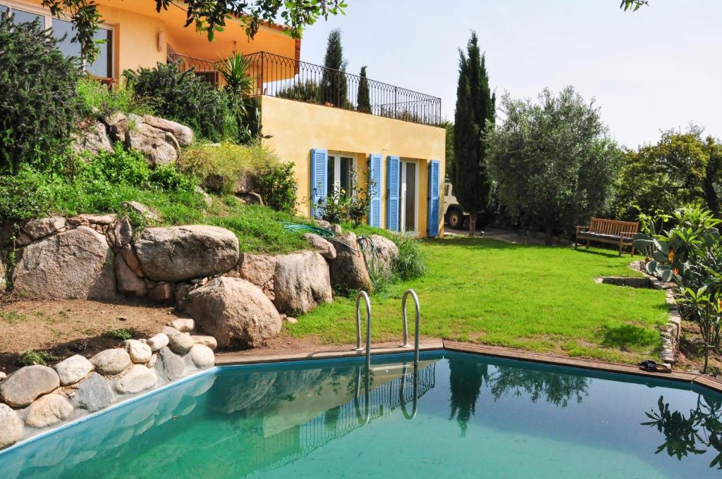 Bazén v ubytování Gîte dans villa méditerranéenne nebo v jeho okolí
