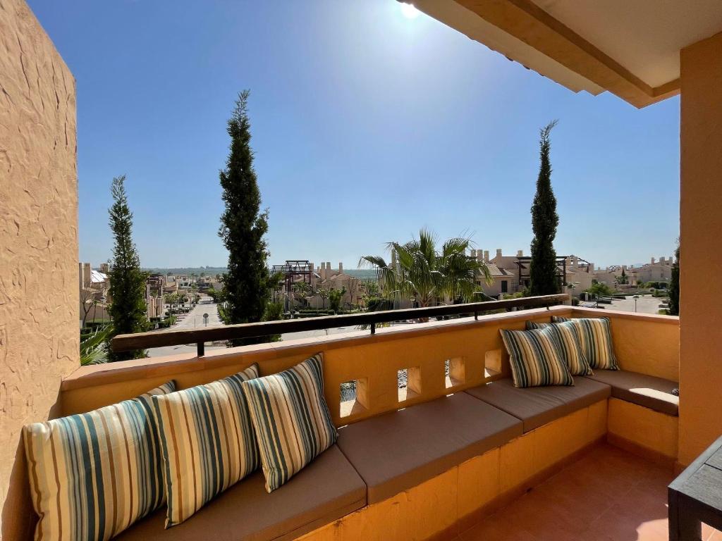 un divano su un balcone con vista sulla città di Casadeluxe El Oasis a Fuente Alamo