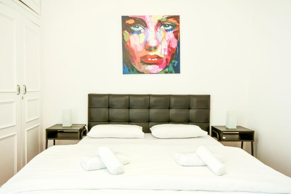 Łóżko lub łóżka w pokoju w obiekcie Thessaloniki City Apartment Center