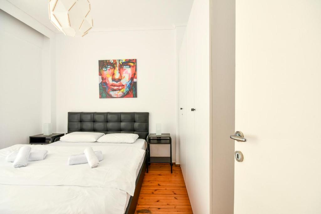 Łóżko lub łóżka w pokoju w obiekcie Thessaloniki City Apartment Center