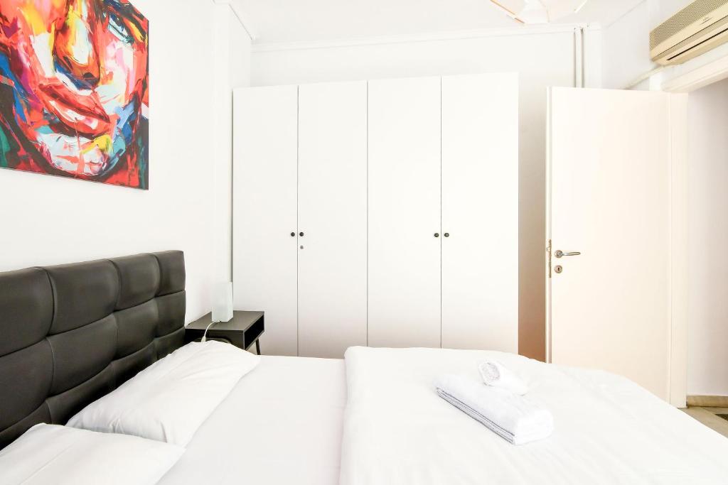 Łóżko lub łóżka w pokoju w obiekcie Thessaloniki City Apartment Center