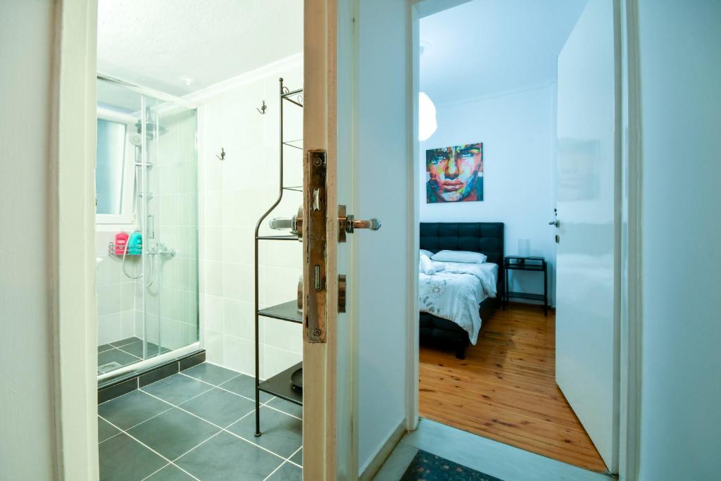Łóżko lub łóżka w pokoju w obiekcie Thessaloniki City Apartment Center