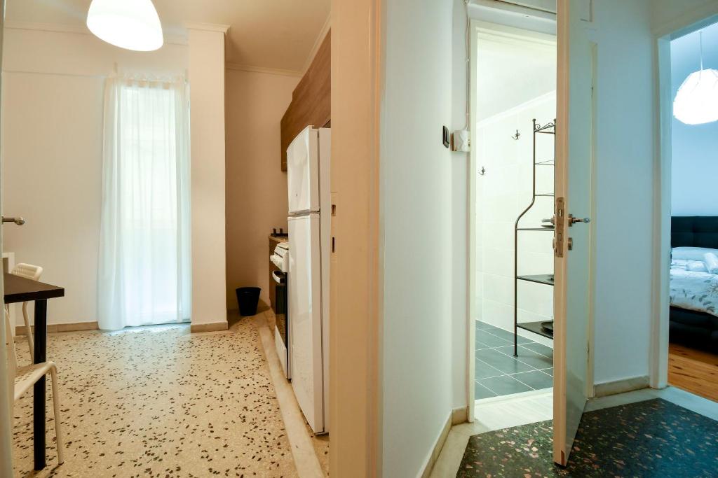 pokój z drzwiami prowadzącymi do sypialni w obiekcie Thessaloniki City Apartment Center w Salonikach