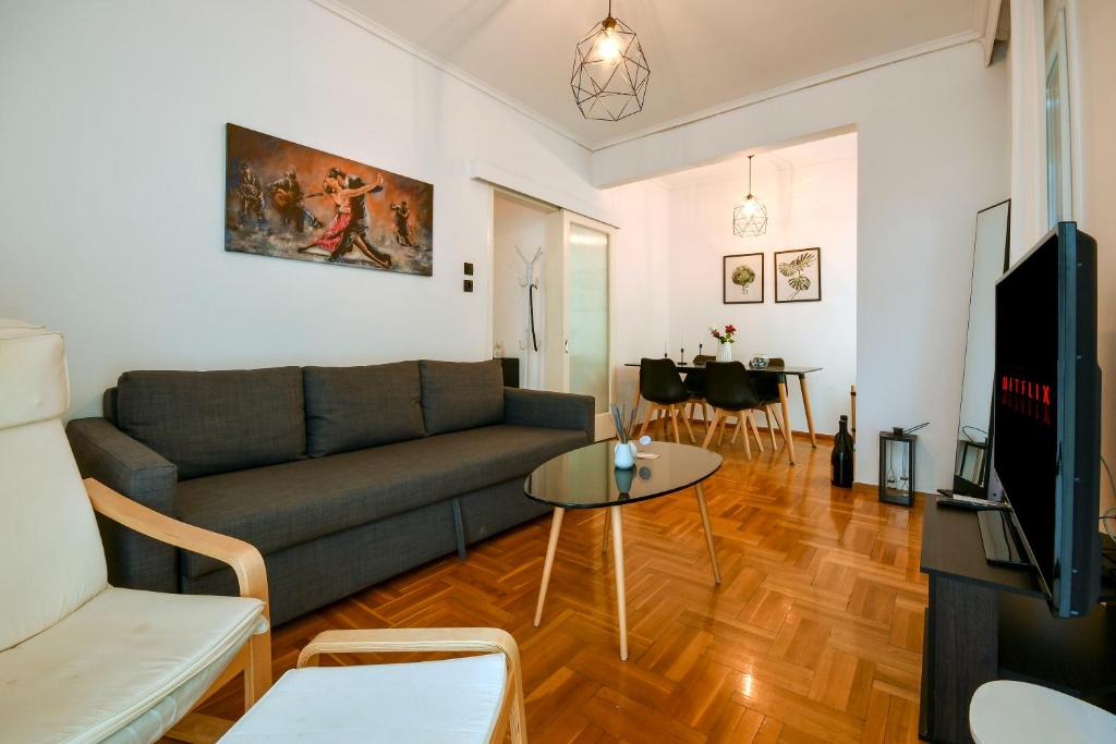 - un salon avec un canapé et une table dans l'établissement Thessaloniki City Apartment Center, à Thessalonique
