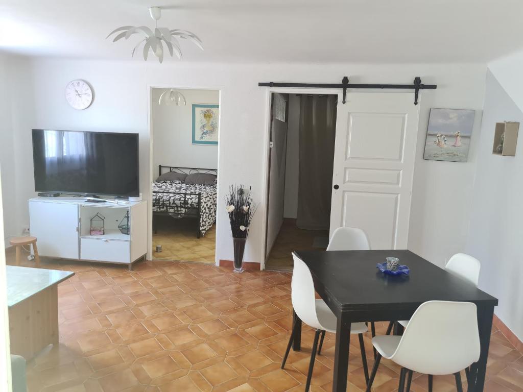 la picarde في لا سين سور مير: غرفة معيشة مع طاولة سوداء وكراسي بيضاء