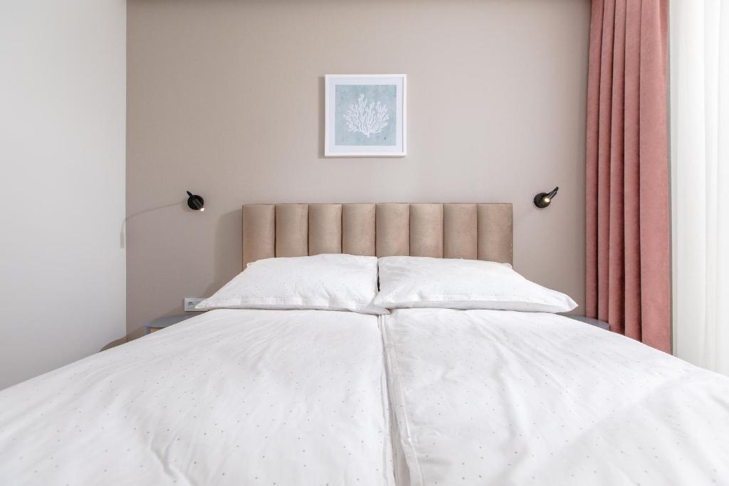Posteľ alebo postele v izbe v ubytovaní Resort Apartamenty Klifowa Rewal 79
