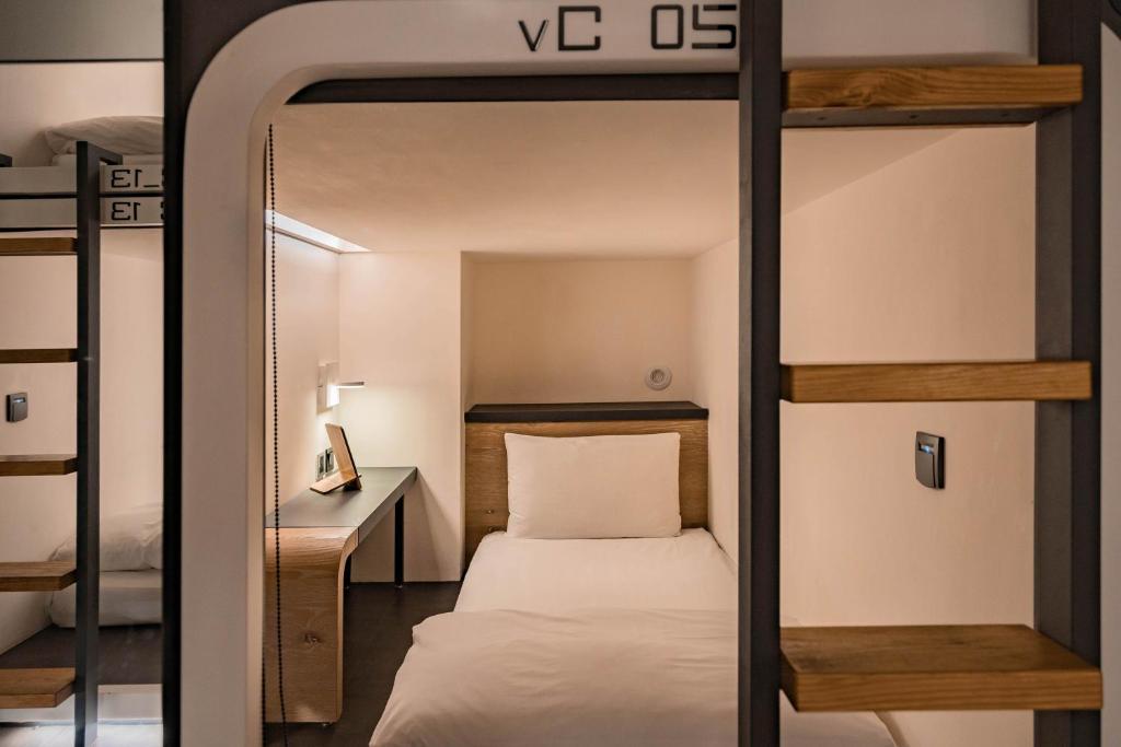 Postel nebo postele na pokoji v ubytování Taiwan Youth Hostel & Capsule Hotel