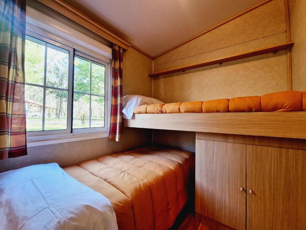 Postel nebo postele na pokoji v ubytování CAMPING RAMALES