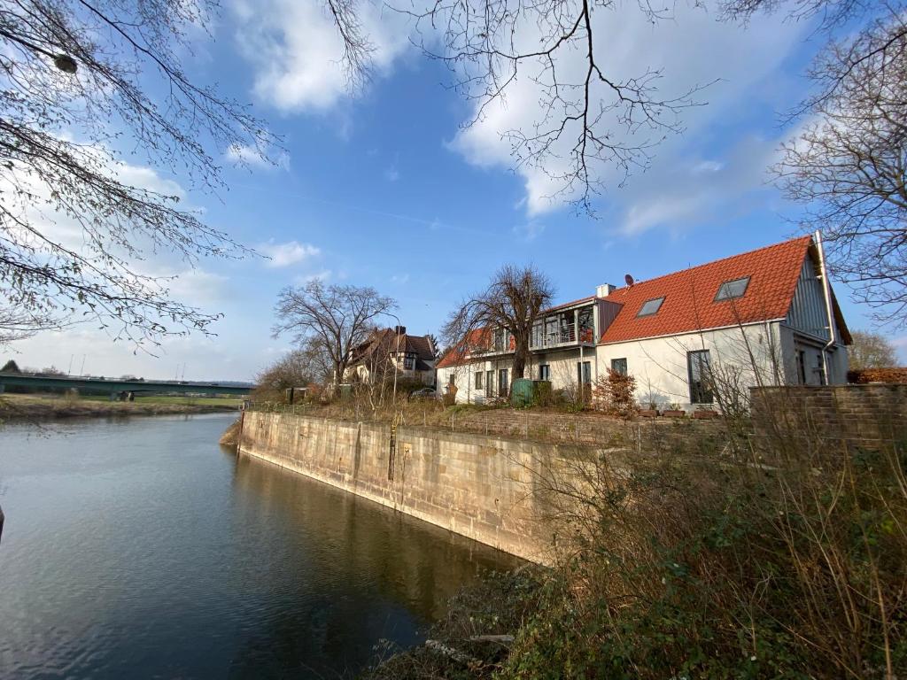 uma casa ao lado de um rio em Loft im Schleusenhaus em Hameln