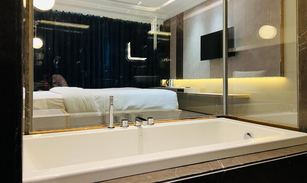 Llit o llits en una habitació de The Prime Delhi - An Award Winning Hotel 2025 Traveller's Choice