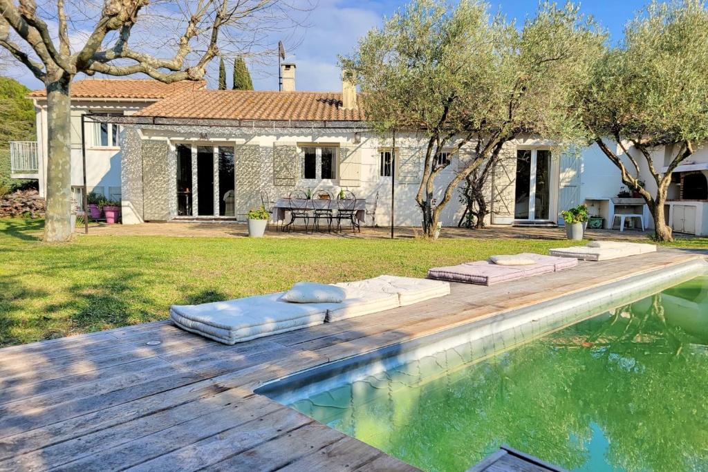 uma casa com piscina e uma casa em Beautiful House For 8 With Garden And Pool em Saint-Cyr-sur-Mer