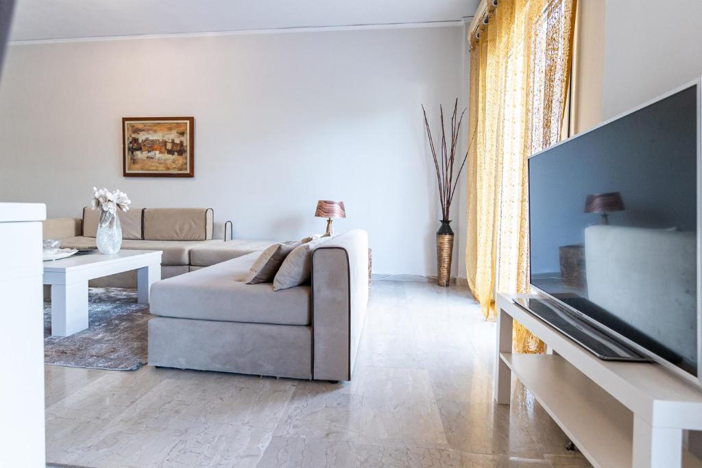 Televízia a/alebo spoločenská miestnosť v ubytovaní Anastasias House - 100μ από την Κυανή Ακτή