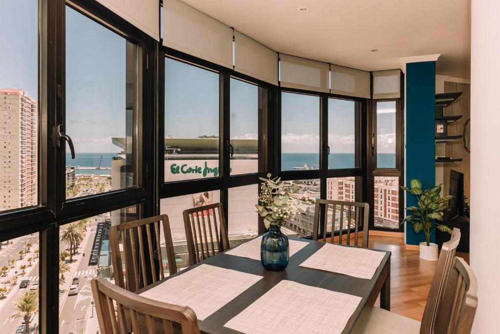 uma sala de jantar com uma mesa e vista para o oceano em Home2Book Stunning Santa Cruz City Views em Santa Cruz de Tenerife