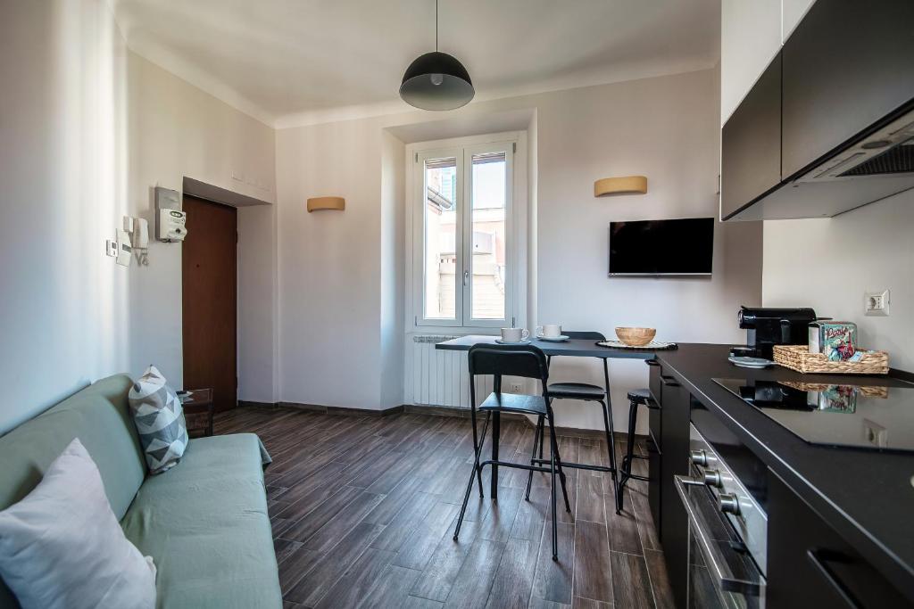JOIVY Stylish Flat, 5-Minute Metro Trip to Centre - One-Bedroom Apartment