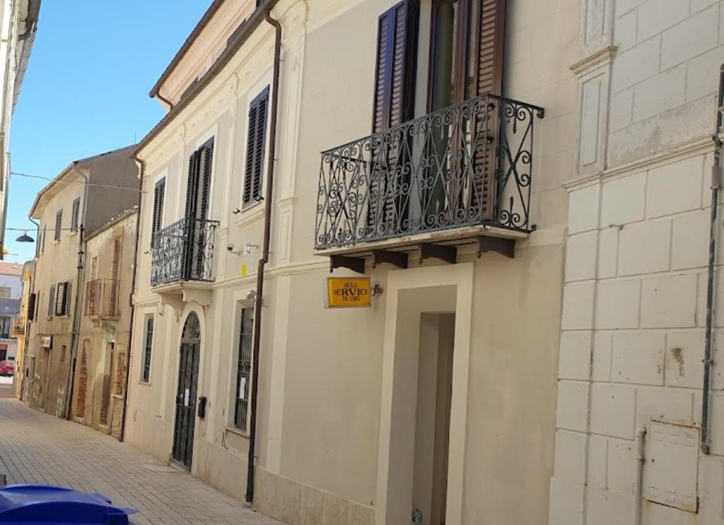 un edificio con balcón en el lateral de una calle en Il campanile en Montecilfone