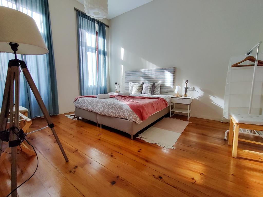 a bedroom with a bed and a tripod in a room at Sweet Swell in Porto