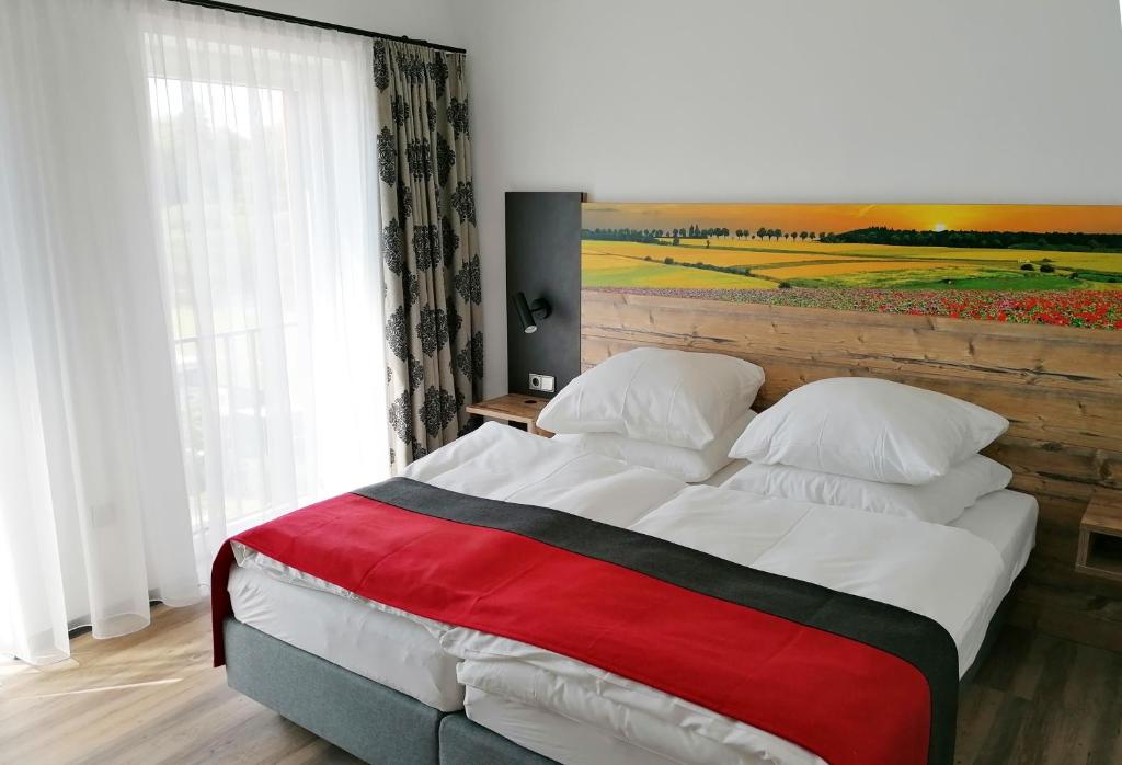 Postel nebo postele na pokoji v ubytování Hotel Grohnder Fährhaus