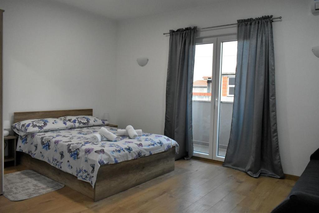 Postel nebo postele na pokoji v ubytování Apartmani Škorpion
