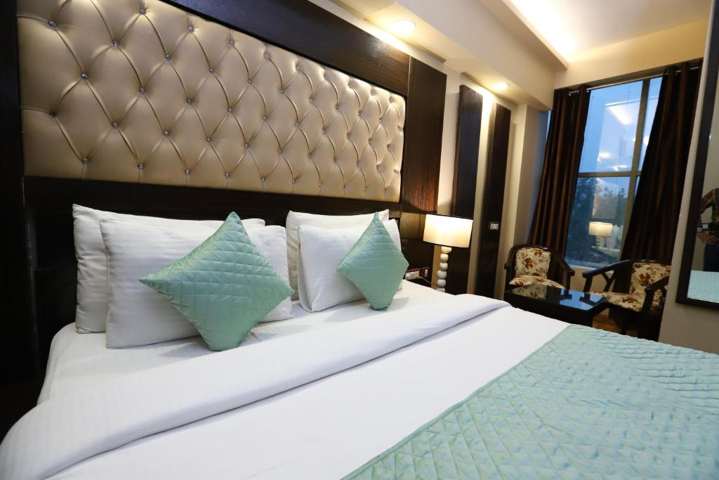 Hotel Palm Grand Naraina New Delhi - Couple Friendly Local IDs Accepted - Luxe Tweepersoonskamer