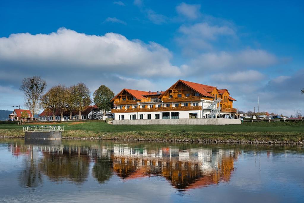 Výhled na řeku, která protéká v blízkosti hotelu