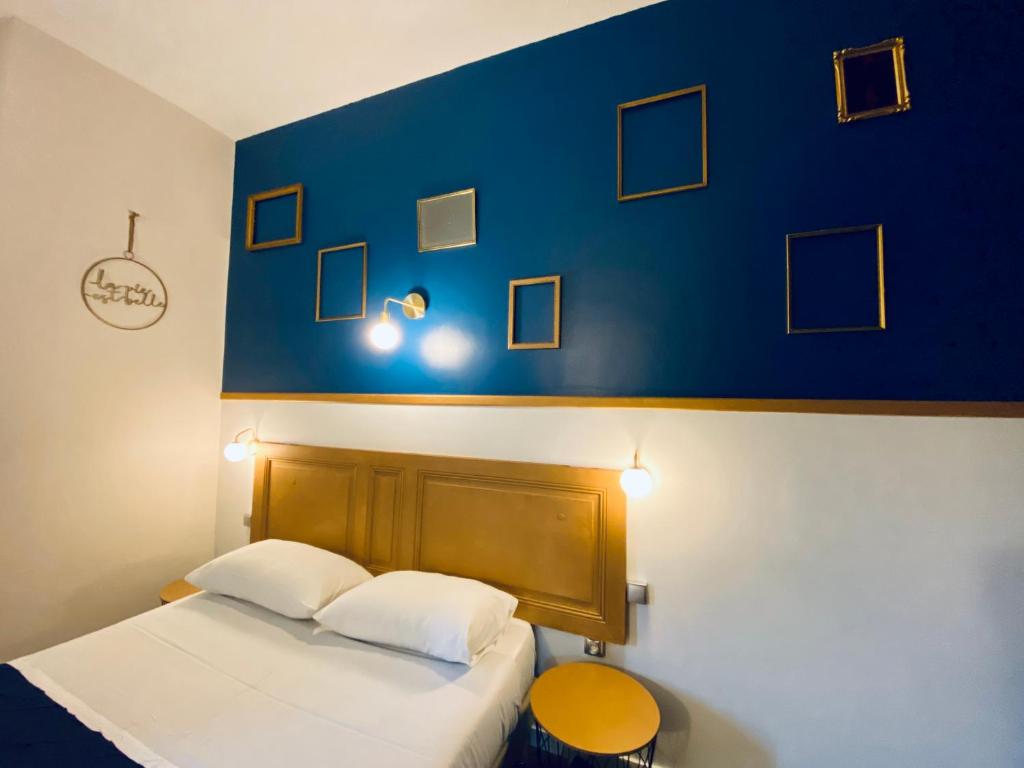Postel nebo postele na pokoji v ubytování Hotel Le Midi Clermont-Cournon