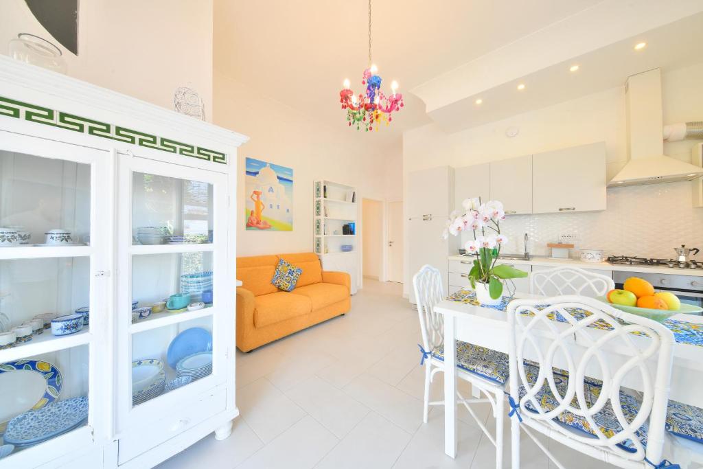 een keuken en een woonkamer met een tafel en stoelen bij Apartment Casa Suite Teresa , centro di Forio , Ischia in Ischia