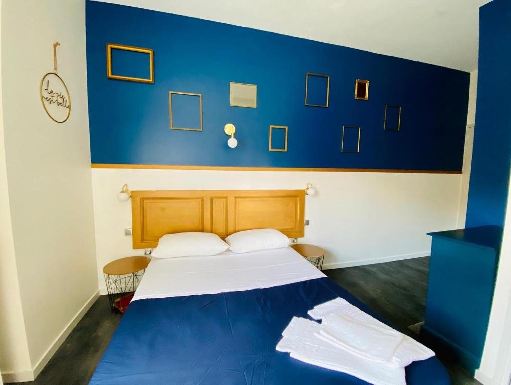 Postel nebo postele na pokoji v ubytování Hotel Le Midi Clermont-Cournon