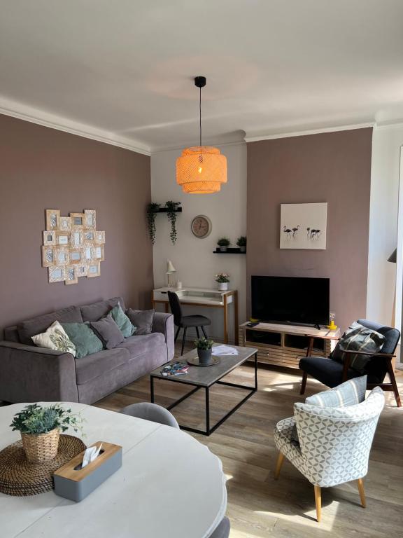 un salon avec un canapé et une table dans l'établissement Magnifique Appartement 3 pièces Joliette Marseille PARKING PRIVATIF, à Marseille