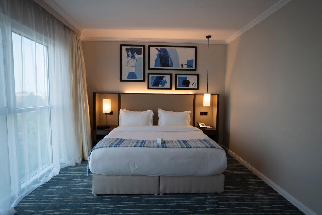 Postel nebo postele na pokoji v ubytování Prime Al Corniche Hotel