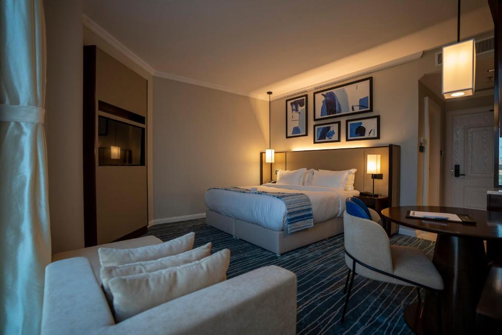 Postel nebo postele na pokoji v ubytování Prime Al Corniche Hotel