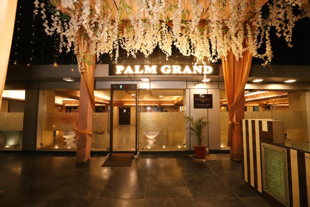 een winkelgevel met een palmbeschermbordje in een gebouw bij Hotel Palm Grand Naraina New Delhi - Couple Friendly Local IDs Accepted in New Delhi