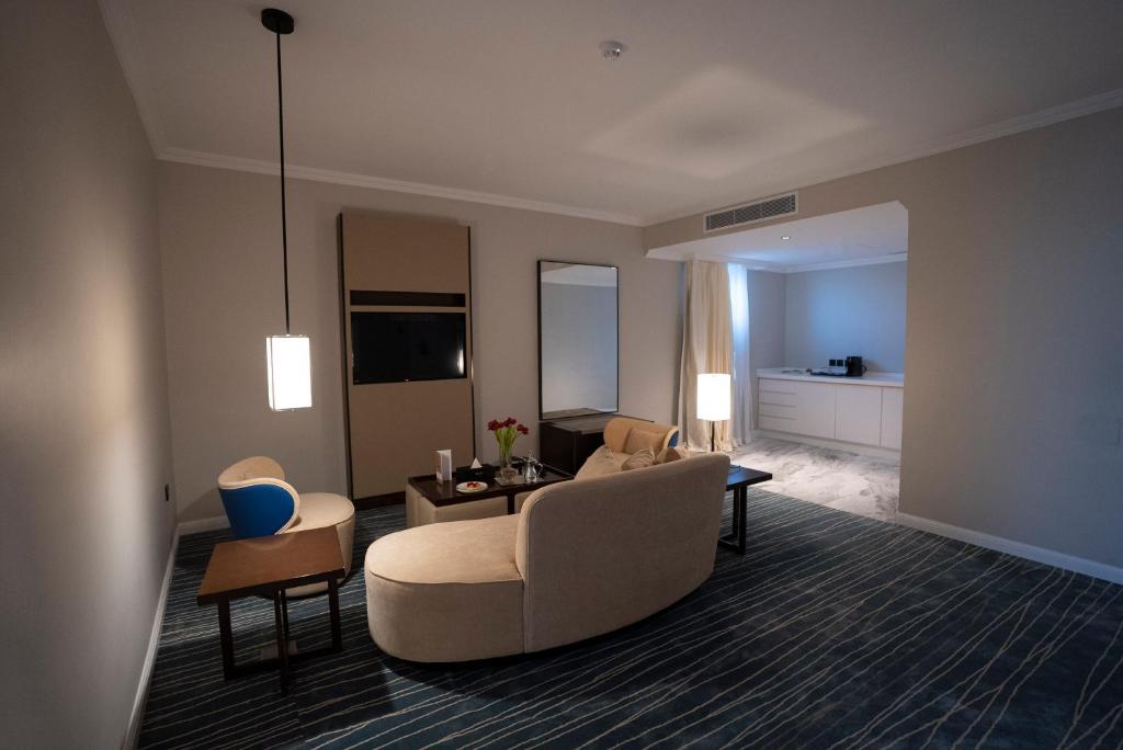 TV a/nebo společenská místnost v ubytování Prime Al Corniche Hotel