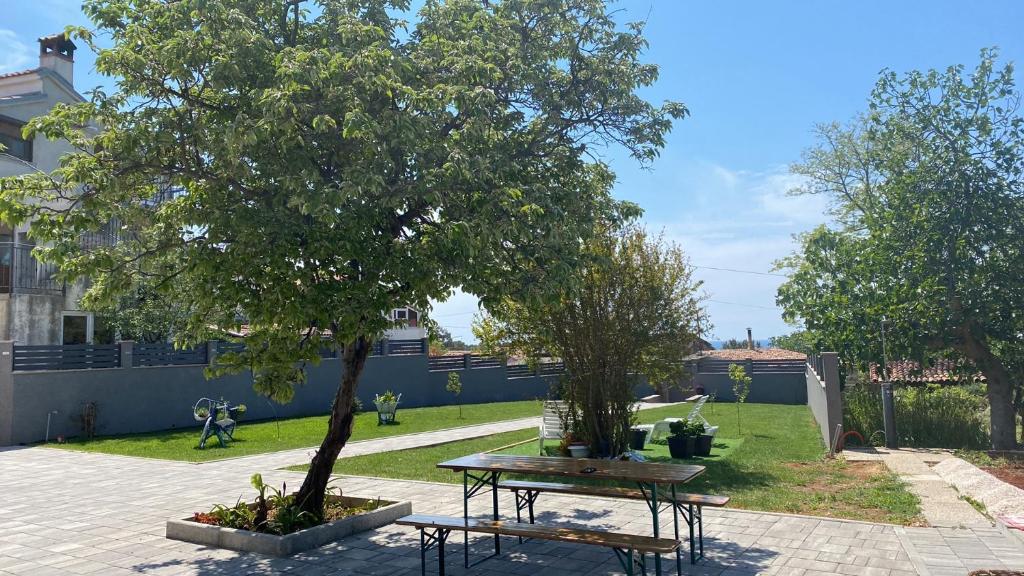 a picnic table and a tree in a yard at Villa Mara in Pula