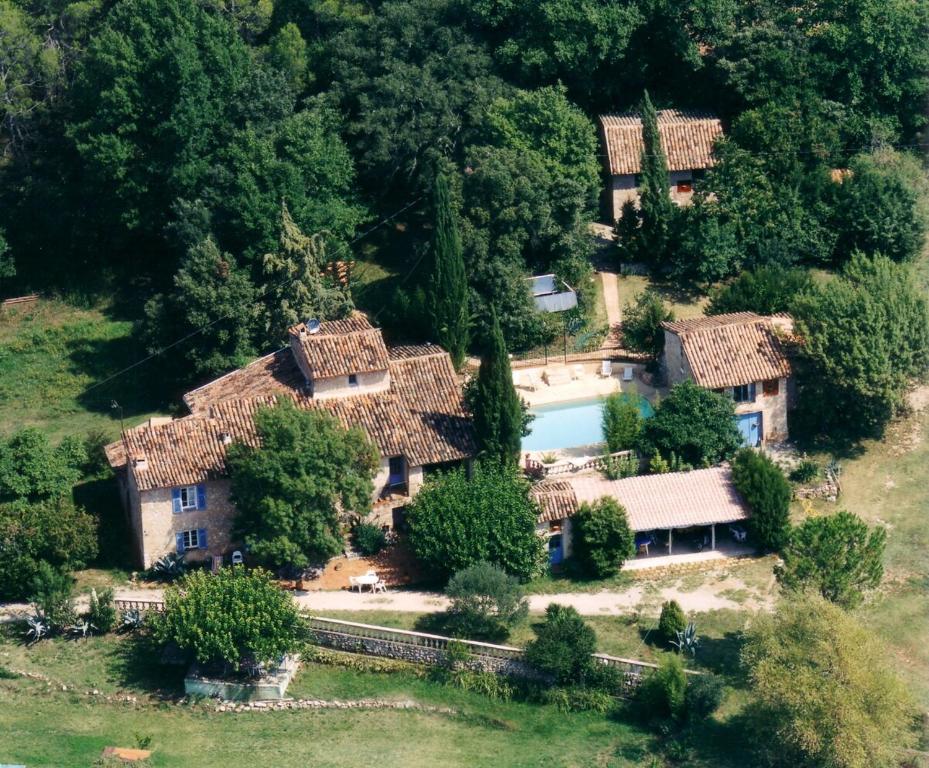une vue aérienne d'une maison avec piscine dans l'établissement Bastide Saint Romain, à Salernes