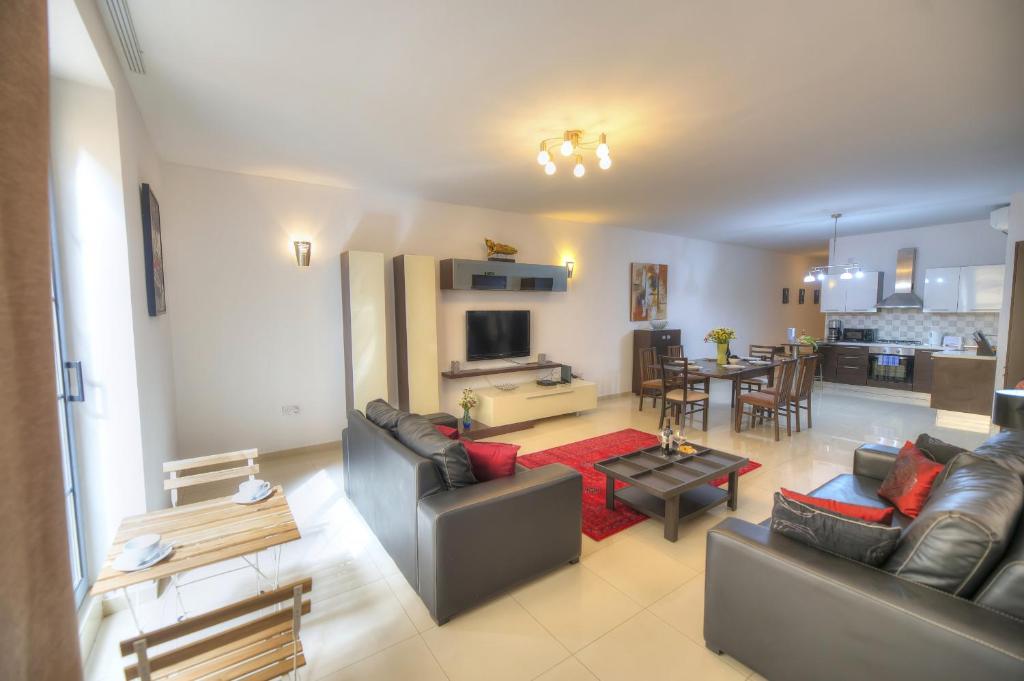 Large 3 bedrooms steps away from Balluta Bay BCAM2-1 - Housity