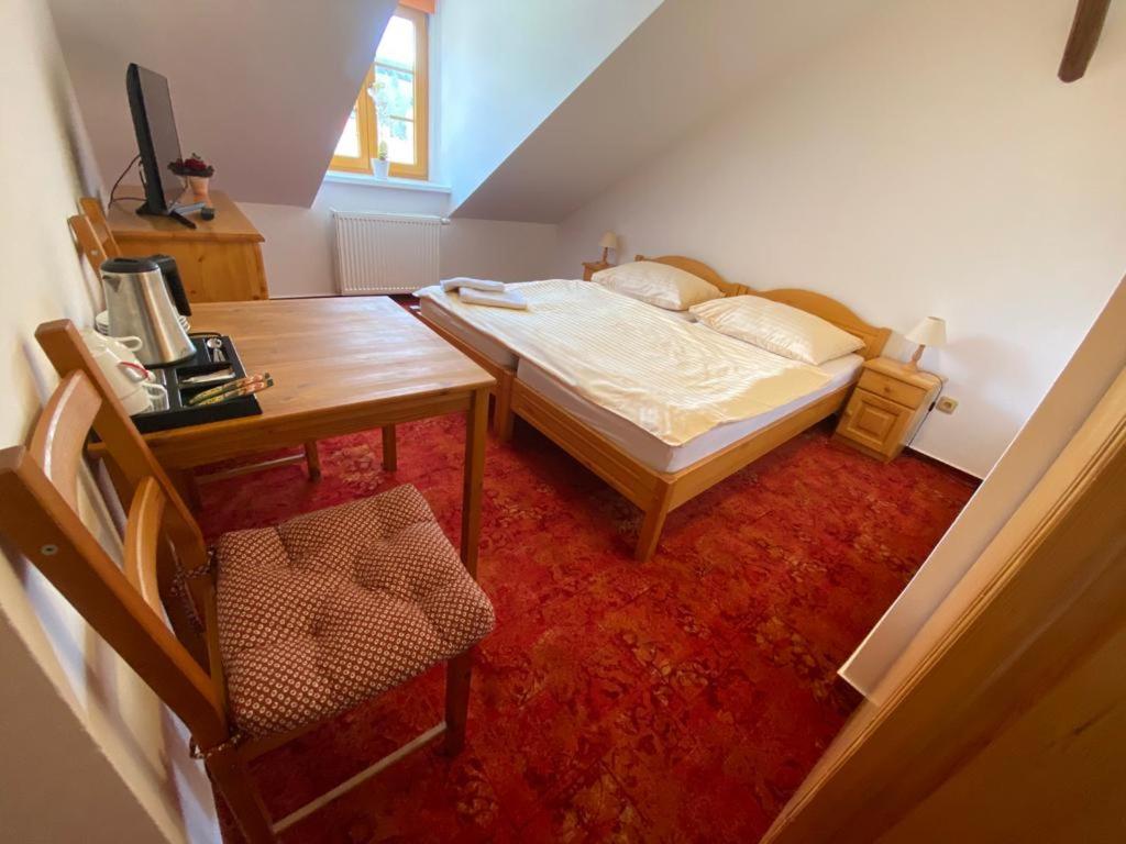 Postel nebo postele na pokoji v ubytování Pension U Kostela