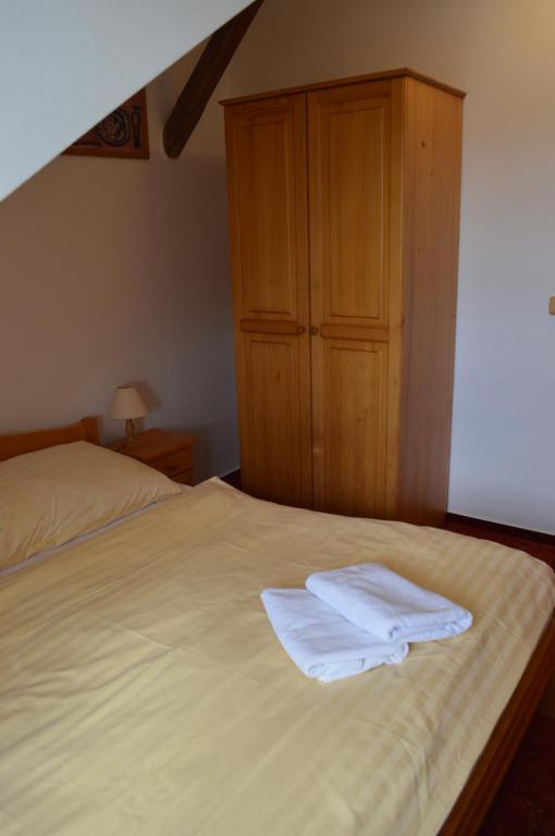 Postel nebo postele na pokoji v ubytování Pension U Kostela