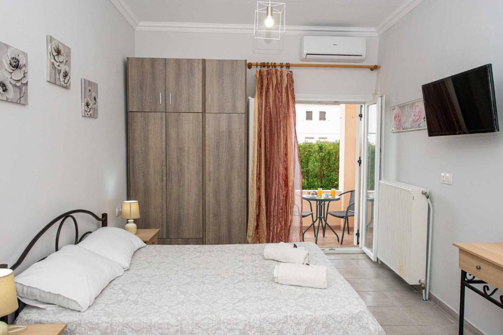 A bed or beds in a room at Lollas Studio 1 Acharavi Corfu