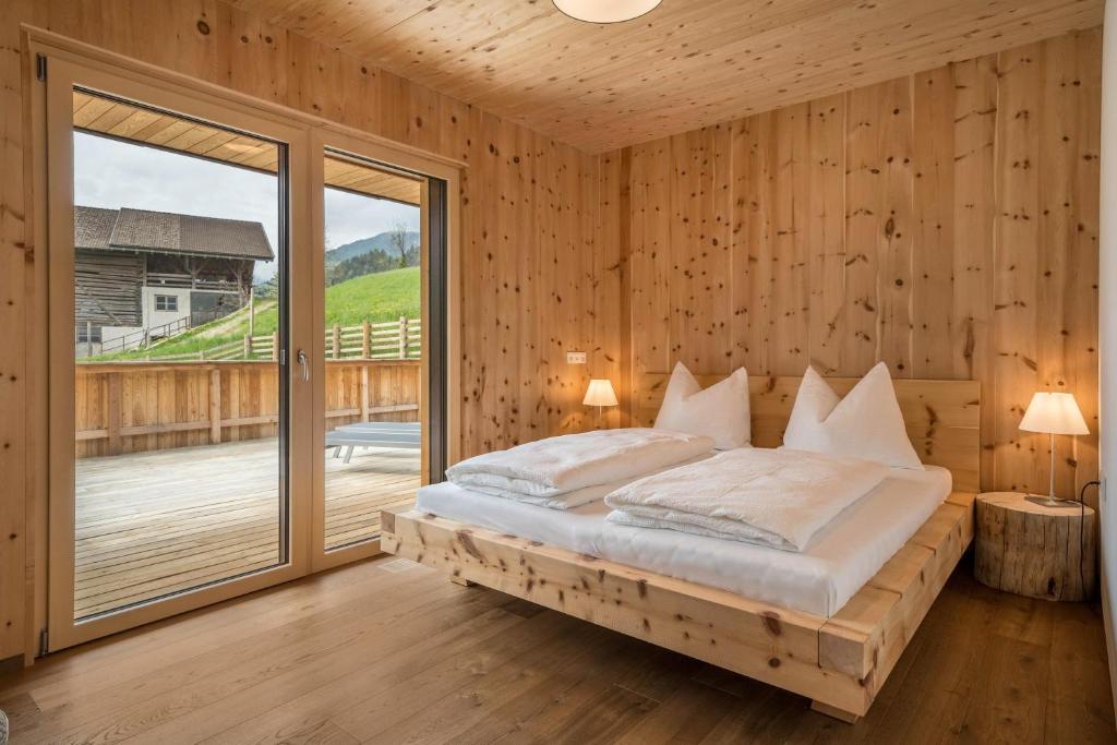 Ένα ή περισσότερα κρεβάτια σε δωμάτιο στο Naturapartments Alpreid Zirbe