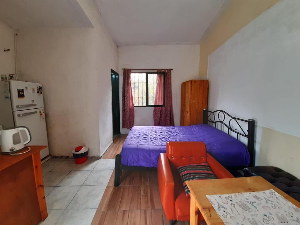 sypialnia z łóżkiem, stołem i kanapą w obiekcie Casa Somnis Alta Gracia w mieście Alta Gracia