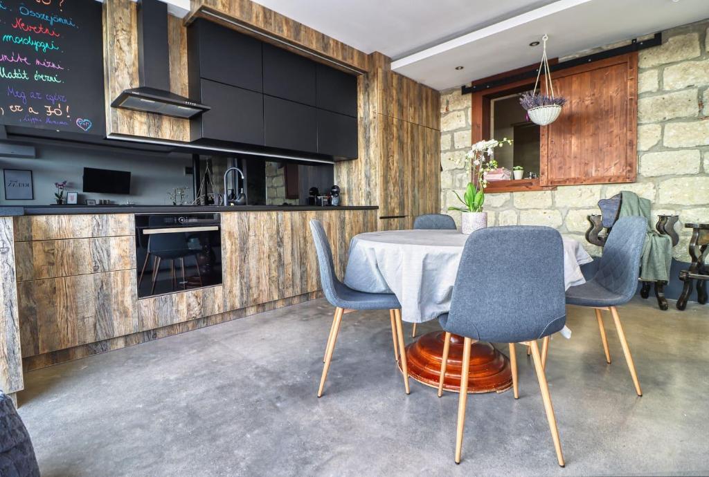Kuchyňa alebo kuchynka v ubytovaní HAB Home Apartman