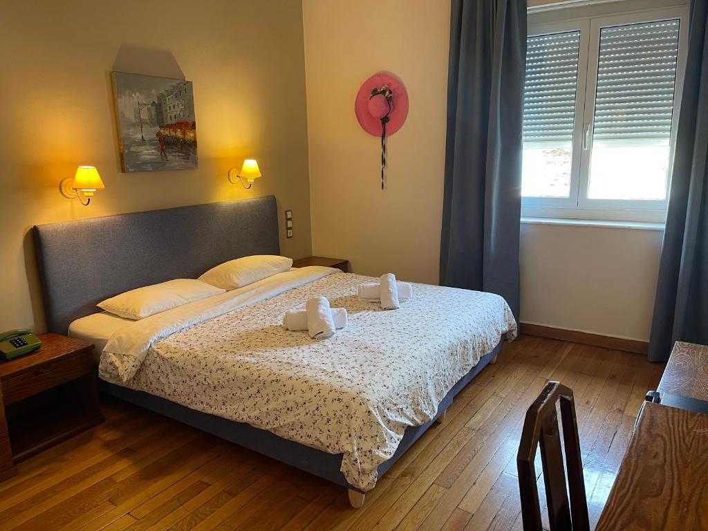Postel nebo postele na pokoji v ubytování Vassilikon Hotel