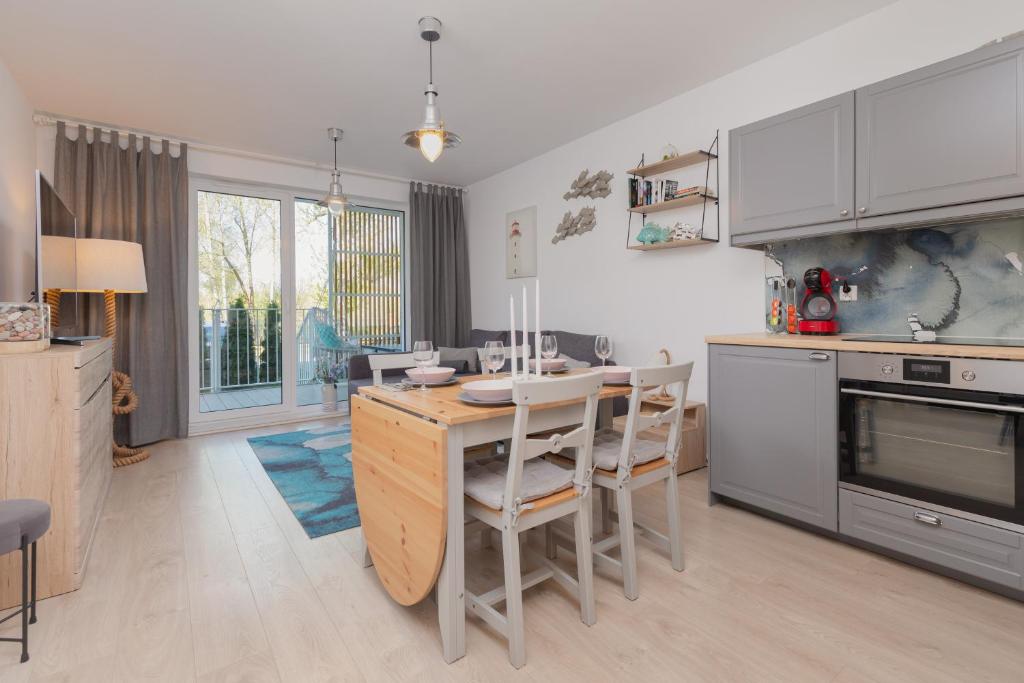 Kuchyňa alebo kuchynka v ubytovaní Osiedle Feniks Kołobrzeg by Noclegi Renters
