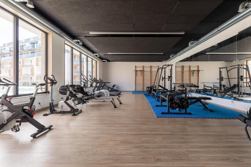 Posilňovňa alebo fitness centrum v ubytovaní Osiedle Feniks Kołobrzeg by Noclegi Renters