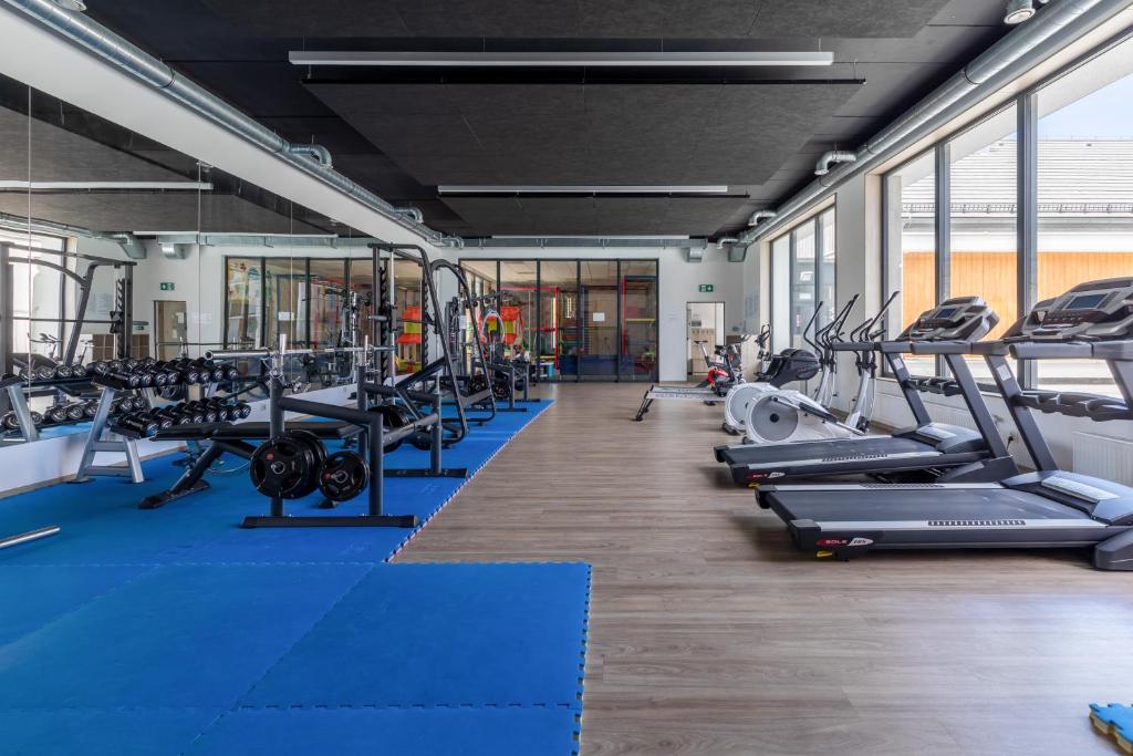 Posilňovňa alebo fitness centrum v ubytovaní Osiedle Feniks Kołobrzeg by Noclegi Renters