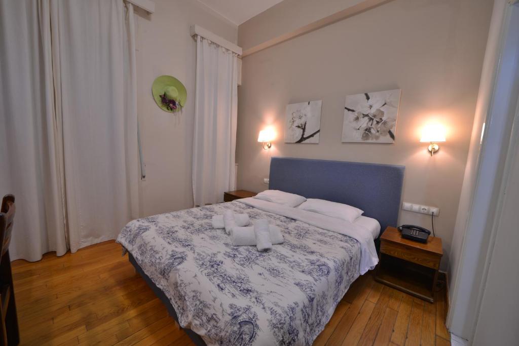 Postel nebo postele na pokoji v ubytování Vassilikon Hotel